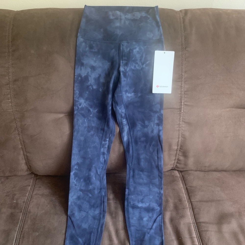 NWT lululemon Diamond dye navy aligns 25”